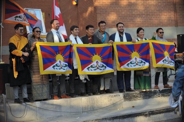 ཁེ་ན་ཌའི་གྲོས་ཚོགས་འཐུས་མི་གཉིས་ཀྱིས་བོད་མི་ཚོར་འགྲོ་བ་མི་ཡི་ཐོབ་ཐང་དང་འབྲེལ་བའི་ཁྲིམས་འཆར་གྱི་གལ་གནད་ངོ་སྤྲོད་གནང་འདུག