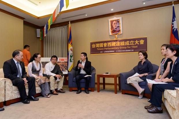 ཐེ་ཝན་གྲོས་ཚོགས་ཀྱི་སྐུ་མགྲོན་ཚོམས་ཆེན་ནང་ཐེ་ཝན་གྲོས་ཚོགས་བོད་དོན་རྒྱབ་སྐྱོར་ཚོགས་པ་དངོས་སུ་བཙུགས་པ་བསྒྲགས་སྐབས། ༢༠༡༦།༡༠།༧ ཐེ་ཝན་གྲོས་ཚོགས་ཀྱི་སྐུ་མགྲོན་ཚོམས་ཆེན་ནང་ཐེ་ཝན་གྲོས་ཚོགས་བོད་དོན་རྒྱབ་སྐྱོར་ཚོགས་པ་དངོས་སུ་བཙུགས་པ་བསྒྲགས་སྐབས། ༢༠༡༦།༡༠།༧