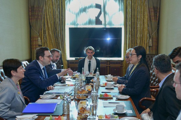 ཅེག་སྤྱི་མཐུན་རྒྱལ་ཁབ་ཀྱི་ཕྱི་སྲིད་བློན་ཆེན་དང་ཕྱི་དྲིལ་བཀའ་བློན་གཉིས་ལྡི་ལིར་མཇལ་མོལ་གནང་འདུག
