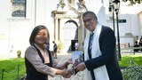 སུད་སི་སྐུ་ཚབ་དོན་གཅོད་དང་ཅེཀ་སྤྱི་མཐུན་རྒྱལ་ཁབ་ཀྱི་ཕྱི་སྲིད་བློན་ཆེན་གཞོན་པ་གཉིས་མཇལ་མོལ་གནང་འདུག