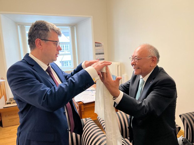 དབྱིན་ཡུལ་བོད་ཀྱི་སྐུ་ཚབ་དོན་གཅོད་དང་ཨིསིཊོ་ནི་ཡའི་ཕྱི་སྲིད་བློན་ཆེན་གཉིས་མཇལ་མོལ་གནང་འདུག