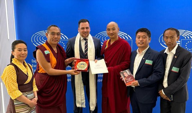 བོད་མི་མང་སྤྱི་འཐུས་ལྷན་ཚོགས་ཀྱི་སྐུ་ཚབ་ཀྱིས་ཡོ་རོབ་ཁུལ་དུ་བོད་དོན་ཞུ་སྐུལ་གནང་བཞིན་འདུག བོད་མི་མང་སྤྱི་འཐུས་ལྷན་ཚོགས་ཀྱི་སྐུ་ཚབ་ཀྱིས་ཡོ་རོབ་ཁུལ་དུ་བོད་དོན་ཞུ་སྐུལ་གནང་བཞིན་འདུག