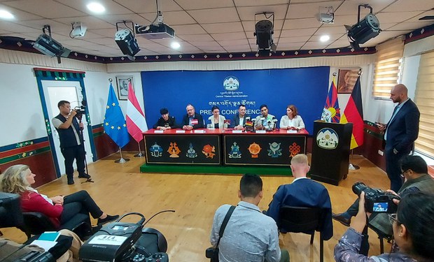 འཇར་མན་དང་ཨའོསི་ཊིརི་ཡའི་གྲོས་ཚོགས་འཐུས་མི་ཁག་ཅིག་གིས་བོད་དོན་རྒྱུས་ལོན་ཆེད་བོད་མིའི་སྒྲིག་འཛུགས་ལ་གཟིགས་སྐོར་གནང་འདུག