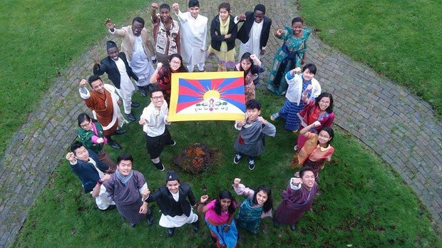 འཛམ་གླིང་ཁྱོན་ཡོངས་སུ་བོད་ཀྱི་རྒྱལ་དར་བསྒྲེང་འཛུགས་ཀྱི་ལས་འགུལ་སྐབས། 
