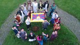 འཛམ་གླིང་ཁྱོན་ཡོངས་སུ་བོད་ཀྱི་རྒྱལ་དར་བསྒྲེང་འཛུགས་ཀྱི་ལས་འགུལ་སྐབས། 