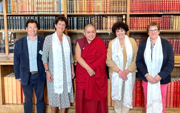 ༧སྐྱབས་རྗེ་ཡོངས་འཛིན་གླིང་རིན་པོ་ཆེ་ཡིས་ཧྥ་རན་སིའི་གྲོས་ཚོགས་འཐུས་མི་ཁག་ཅིག་དང་མཇལ་འཕྲད་གནང་འདུག ༧སྐྱབས་རྗེ་ཡོངས་འཛིན་གླིང་རིན་པོ་ཆེ་ཡིས་ཧྥ་རན་སིའི་གྲོས་ཚོགས་འཐུས་མི་ཁག་ཅིག་དང་མཇལ་འཕྲད་གནང་འདུག