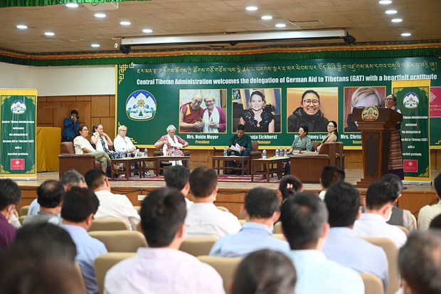 བཙན་བྱོལ་བོད་མིར་རོགས་སྐྱོར་གནང་མཁན་ཇར་མན་གྱི་རོགས་ཚོགས་ཀྱི་སྐུ་ཚབ་ཀྱིས་རྡ་རམ་སཱ་ལར་འཚམས་གཟིགས། བཙན་བྱོལ་བོད་མིར་རོགས་སྐྱོར་གནང་མཁན་ཇར་མན་གྱི་རོགས་ཚོགས་ཀྱི་སྐུ་ཚབ་ཀྱིས་རྡ་རམ་སཱ་ལར་འཚམས་གཟིགས།
