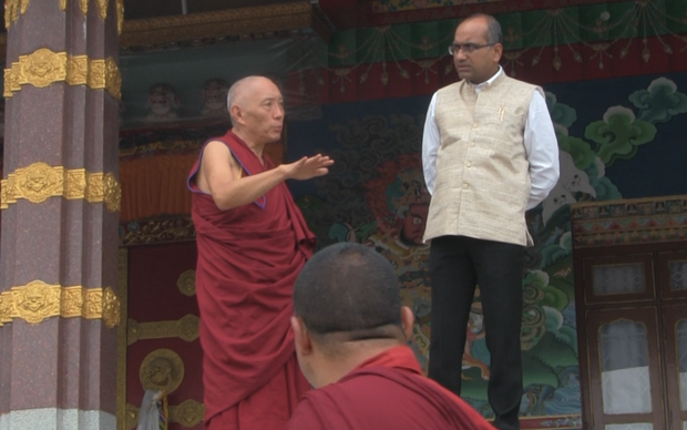 རྒྱ་གར་གྲོས་ཚོགས་འཐུས་མིའི་བོད་དོན་རྒྱབ་སྐྱོར་ཚོགས་པའི་ཚོགས་གཙོས་བོད་མིའི་གཞིས་ཆགས་ཁག་ནང་འཚམས་གཟིགས་གནང་བཞིན་འདུག