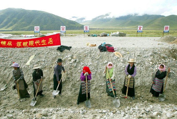 རྒྱ་ནག་གི་ངལ་རྩོལ་སྤོ་སྒྱུར་གྱི་སྲིད་ཇུས་འོག་བོད་ནང་གི་གཞི་རིམ་མི་མང་གཏེར་ཁ་སྔོག་འདོན་སོགས་ཀྱི་ལས་ཀར་སྐུལ་བཞིན་འདུག