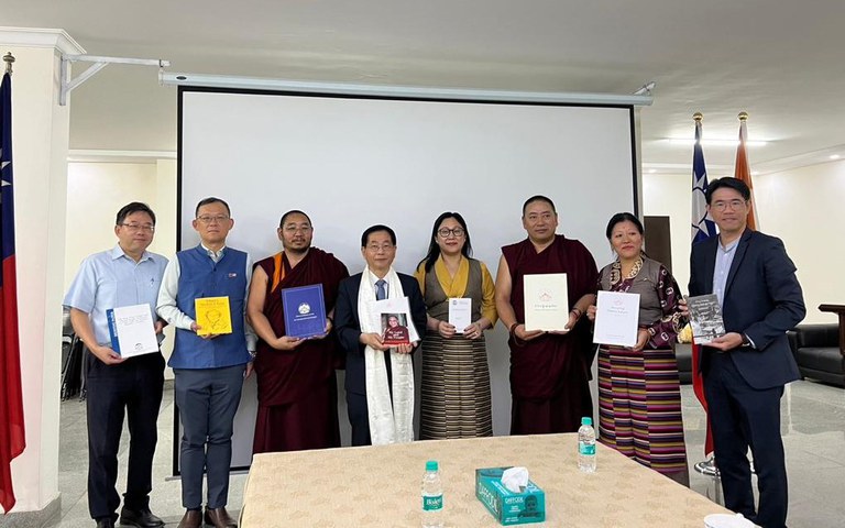 Tibetan Leaders Meet World Top Diplomats in New Delhi (2).jpeg