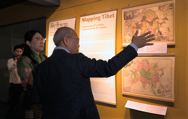 བཞུགས་སྒར་གངས་སྐྱིད་དུ་བོད་ཀྱི་ས་ཁྲ་འདྲ་མིན་གྱི་འགྲེམས་སྟོན་གནང་བཞིན་འདུག བཞུགས་སྒར་གངས་སྐྱིད་དུ་བོད་ཀྱི་ས་ཁྲ་འདྲ་མིན་གྱི་འགྲེམས་སྟོན་གནང་བཞིན་འདུག