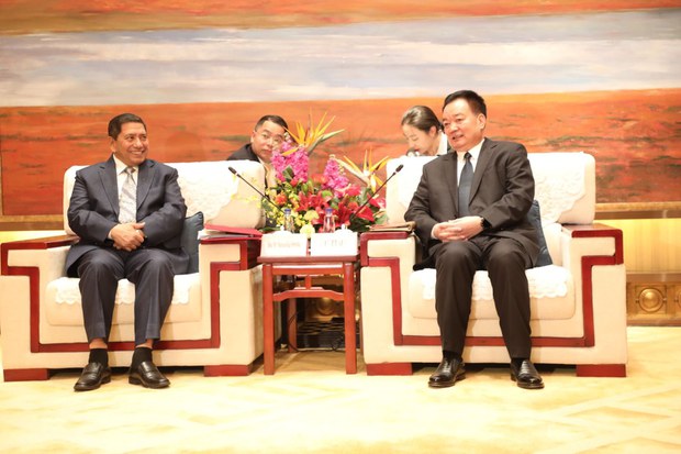 བལ་ཡུལ་གྱི་སྲིད་བློན་གཞོན་པས་ལྷ་ས་ནས་བོད་རང་སྐྱོངས་ལྗོངས་ཟེར་བའི་དམར་ཤོག་དྲུང་ཆེ་དང་གྲོས་མོལ་གནང་འདུག