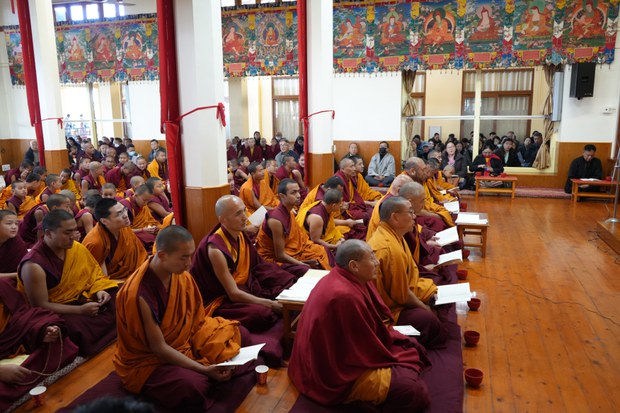 གསུམ་བརྒྱད་མཆོད་འབུལ་སྨོན་ལམ་སྐབས་སྲིད་སྐྱོང་མཆོག་གིས་བཙན་བྱོལ་བོད་མི་ཚོས་བོད་ནང་གི་གནས་ཚུལ་རྣམས་དྲན་ཞིང་ལས་འགན་ངོ་ཤེས་པ་བྱེད་དགོས་ཞེས་གསུངས།