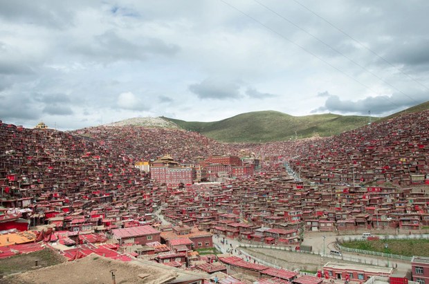 རྒྱ་ནག་གཞུང་གིས་གསེར་རྟ་བླ་རུང་སྒར་ནས་ཡིག་ཆ་མེད་སྐོར་བརྗོད་ནས་གྲྭ་བཙུན་ ༡༠༠༠ ལྷག་ཕྱིར་ཕུད་བཏང་འདུག