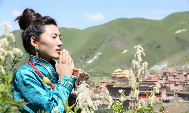 རླངས་འཁོར་བརྡབ་སྐྱོན་ཁྲོད་གཞས་མ་སྙིང་མོ་སྐྱིད་བཅས་མི་དྲུག་འདས་གྲོངས་སུ་ཕྱིན་འདུག