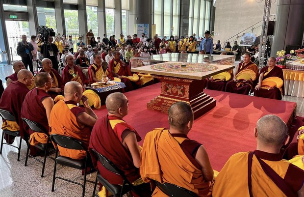 ཐེ་ཝན་དུ་དགེ་ལུགས་སྨོན་ལམ་ཆེན་མོ་ཐེངས་གསུམ་པ་ཉིན་གྲངས་གསུམ་རིང་ཚོགས་འདུག