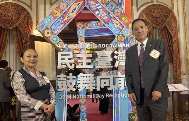 ཐེ་ཝན་བོད་ཀྱི་སྐུ་ཚབ་དོན་གཅོད་མཆོག་རྒྱ་ནག་མི་སེར་རྒྱལ་ཁབ་བཙུགས་པའི་རྒྱལ་སྟོན་གསོལ་སྟོན་ལ་མཉམ་ཞུགས་གནང་འདུག ཐེ་ཝན་བོད་ཀྱི་སྐུ་ཚབ་དོན་གཅོད་མཆོག་རྒྱ་ནག་མི་སེར་རྒྱལ་ཁབ་བཙུགས་པའི་རྒྱལ་སྟོན་གསོལ་སྟོན་ལ་མཉམ་ཞུགས་གནང་འདུག