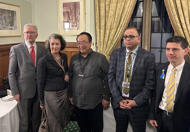 འབུམ་རམས་པ་རྒྱལ་ལོ་ལགས་ཀྱིས་དབྱིན་ཡུལ་གྲོས་ཚོགས་ཀྱི་འཐུས་མི་ཚོར་བོད་ནང་གི་གནས་སྟངས་གླེང་འདུག