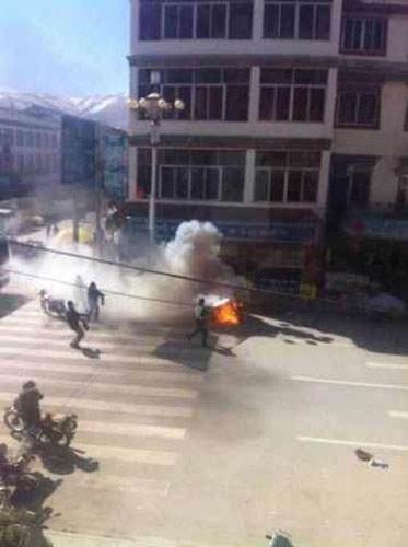རྔ་བར་བློ་བཟང་དཔལ་ལྡན་ལགས་ཀྱིས་རང་ལུས་མེར་བསྲེཊ་གནང་བཞིན་པ། ༢༠༡༤།༣།༡༦