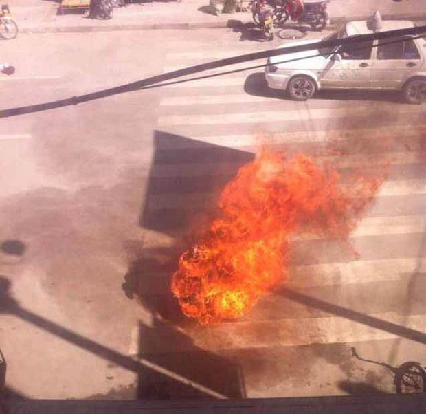 རྔ་བར་བློ་བཟང་དཔལ་ལྡན་ལགས་ཀྱིས་རང་ལུས་མེར་བསྲེཊ་གནང་བཞིན་པ། ༢༠༡༤།༣།༡༦