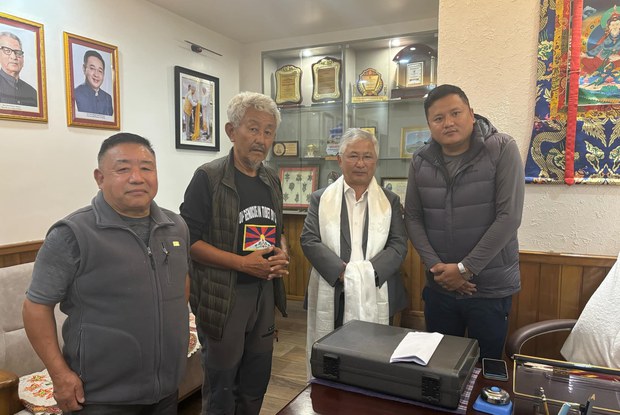 བོད་དོན་ཆེད་རྐང་འཁོར་སྐོར་བསྐྱོད་གནང་མཁན་འཇམ་དབྱངས་བསྟན་འཛིན་ལགས་སྒང་ཏོག་ཏུ་འབྱོར་འདུག བོད་དོན་ཆེད་རྐང་འཁོར་སྐོར་བསྐྱོད་གནང་མཁན་འཇམ་དབྱངས་བསྟན་འཛིན་ལགས་སྒང་ཏོག་ཏུ་འབྱོར་འདུག