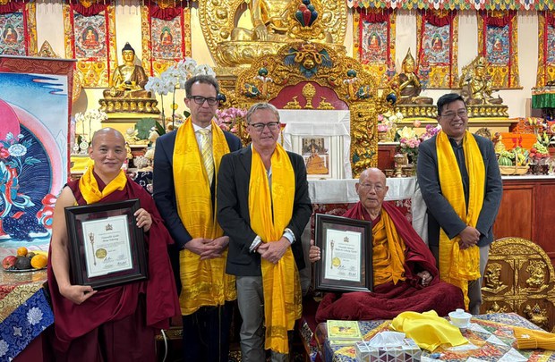 དགའ་ལྡན་བྱང་རྩེ་རྡོ་ར་མཁན་ཟུར་རྗེ་བཙུན་བློ་བཟང་ཚེ་འཕེལ་མཆོག་ལ་ཁེ་ཎ་ཌའི་མངའ་སྡེ་ཞིག་གི་ཆེ་བསྟོད་ཕྱག་འཁྱེར་གནང་འདུག དགའ་ལྡན་བྱང་རྩེ་རྡོ་ར་མཁན་ཟུར་རྗེ་བཙུན་བློ་བཟང་ཚེ་འཕེལ་མཆོག་ལ་ཁེ་ཎ་ཌའི་མངའ་སྡེ་ཞིག་གི་ཆེ་བསྟོད་ཕྱག་འཁྱེར་གནང་འདུག