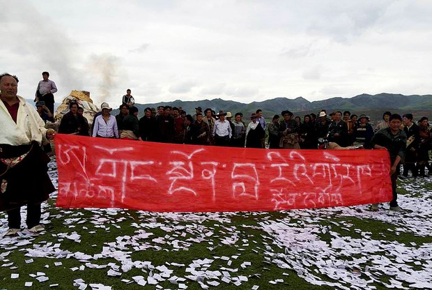 གཏེར་ཁ་སྔོག་འདོན་ལ་ངོ་རྒོལ་གནང་མཁན་ཚེ་དབང་སྐྱབས་འདས་གྲོངས་སུ་གྱུར་བ།