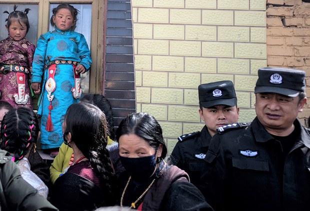 བོད་མི་ན་གཞོན་གཉིས་འཛིན་བཟུང་གིས་གཅིག་ལ་ཁྲིམས་ཐག་བཅད་འདུག