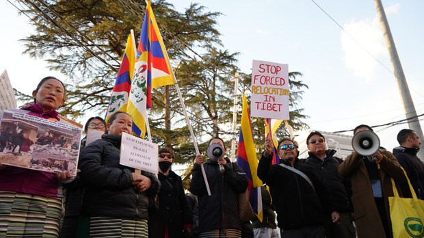 རྒྱ་ནག་གིས་སྡེ་དགེ་ཕྱོགས་ནས་བོད་མི་མང་པོ་འཛིན་བཟུང་བྱས་བར་རྡ་རམ་ས་ལར་བོད་མི་ཚོས་རྒྱ་ནག་གཞུང་ལ་ངོ་རྒོལ་བྱས་འདུག རྒྱ་ནག་གིས་སྡེ་དགེ་ཕྱོགས་ནས་བོད་མི་མང་པོ་འཛིན་བཟུང་བྱས་བར་རྡ་རམ་ས་ལར་བོད་མི་ཚོས་རྒྱ་ནག་གཞུང་ལ་ངོ་རྒོལ་བྱས་འདུག