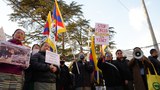 རྒྱ་ནག་གིས་སྡེ་དགེ་ཕྱོགས་ནས་བོད་མི་མང་པོ་འཛིན་བཟུང་བྱས་བར་རྡ་རམ་ས་ལར་བོད་མི་ཚོས་རྒྱ་ནག་གཞུང་ལ་ངོ་རྒོལ་བྱས་འདུག