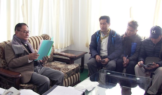 ཨ་རུ་ནཱ་ཅལ་མངའ་སྡེའི་གྲོང་ཁྱེར(Naharlagun)ནང་གི་དོན་རྐྱེན་ཁྲོད་གྱོང་གུད་ཕོག་པའི་བོད་མི་ཚོ་རྡ་སར་རོགས་རམ་ཞུ་འབོད་ཆེད་འབྱོར་སྐབས། ༢༠༡༩།༣།༦ ཨ་རུ་ནཱ་ཅལ་མངའ་སྡེའི་གྲོང་ཁྱེར(Naharlagun)ནང་གི་དོན་རྐྱེན་ཁྲོད་གྱོང་གུད་ཕོག་པའི་བོད་མི་ཚོ་རྡ་སར་རོགས་རམ་ཞུ་འབོད་ཆེད་འབྱོར་སྐབས། ༢༠༡༩།༣།༦