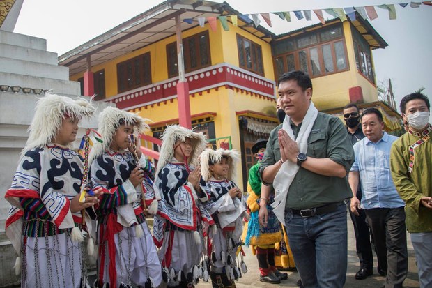 ཨ་རུ་ནཱ་ཅལ་མངའ་སྡེའི་བློན་ཆེན་མཆོག་གིས་ཁུལ་དེའི་བོད་མིར་རོགས་རམ་གནང་རྒྱུའི་ཞལ་བཞེས་གནང་། ཨ་རུ་ནཱ་ཅལ་མངའ་སྡེའི་བློན་ཆེན་མཆོག་གིས་ཁུལ་དེའི་བོད་མིར་རོགས་རམ་གནང་རྒྱུའི་ཞལ་བཞེས་གནང་།