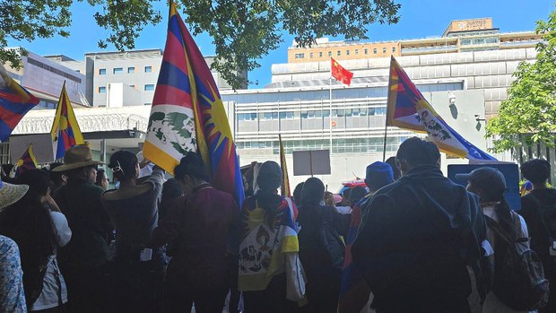 རྒྱ་ནག་གི་ཕྱི་སྲིད་བློན་ཆེན་ཨོསི་ཊརེ་ལི་ཡའི་ནང་འབྱོར་སྐབས་བོད་མི་དང་བོད་དོན་རྒྱབ་སྐྱོར་བ་ཚོས་ངོ་རྒོལ་བྱེད་འཆར་འདུག རྒྱ་ནག་གི་ཕྱི་སྲིད་བློན་ཆེན་ཨོསི་ཊརེ་ལི་ཡའི་ནང་འབྱོར་སྐབས་བོད་མི་དང་བོད་དོན་རྒྱབ་སྐྱོར་བ་ཚོས་ངོ་རྒོལ་བྱེད་འཆར་འདུག