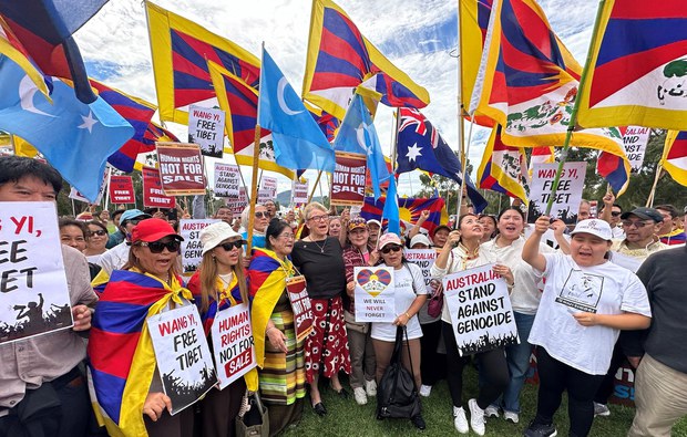 ཨོསི་ཊརེ་ལི་ཡའི་ནང་རྒྱ་ནག་གི་ཕྱི་སྲིད་བློན་ཆེན་འབྱོར་སྐབས་བོད་མི་གཙོས་པའི་ཧོང་ཀོང་བ། ཡུ་གུར་སོགས་ཀྱིས་མང་པོས་ངོ་རྒོལ་བྱས་འདུག
