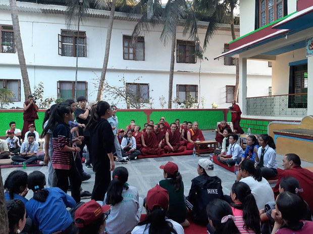 ལ་དྭགས་ཁུལ་གྱི་ནང་པའི་སློབ་ཕྲུག་ཚོས་ནང་ཆོས་ལ་དོ་སྣང་།