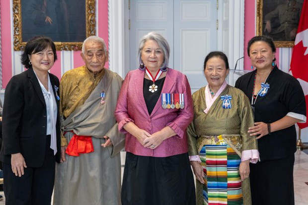 བོད་པའི་ཁྱིམ་ཚང་ཞིག་ལ་ཁེ་ན་ཌའི་སྤྱི་ཚོགས་ཞབས་ཞུའི་བྱས་རྗེས་གཟེངས་བསྟོད་ཀྱི་བྱ་དགའ་ཐོབ་འདུག བོད་པའི་ཁྱིམ་ཚང་ཞིག་ལ་ཁེ་ན་ཌའི་སྤྱི་ཚོགས་ཞབས་ཞུའི་བྱས་རྗེས་གཟེངས་བསྟོད་ཀྱི་བྱ་དགའ་ཐོབ་འདུག