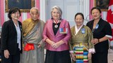 བོད་པའི་ཁྱིམ་ཚང་ཞིག་ལ་ཁེ་ན་ཌའི་སྤྱི་ཚོགས་ཞབས་ཞུའི་བྱས་རྗེས་གཟེངས་བསྟོད་ཀྱི་བྱ་དགའ་ཐོབ་འདུག
