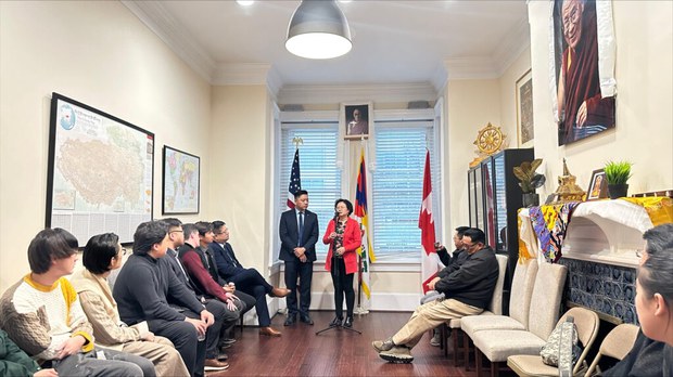 ཨ་རིའི་བོད་ཀྱི་སྐུ་ཚབ་དོན་གཅོད་ཁང་དུ་རྒྱ་རིགས་དམངས་གཙོ་དོན་གཉེར་བའི་བར་འདུ་འཛོམས་གནང་འདུག
