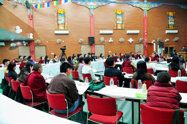 བོད་ཀྱི་མཐོ་རིམ་སློབ་མའི་ཚོགས་ཆེན་སྐབས་ ༡༧ ཐོག་སློབ་གཉེར་བ་ ༨༠ ལྷག་མཉམ་ཞུགས་ཀྱིས་བོད་ཀྱི་རིག་གནས་དང་། སྤྱི་ཚོགས་ཀྱི་འགྱུར་འགྲོས་སྐོར་བགྲོ་གླེང་གནང་འདུག