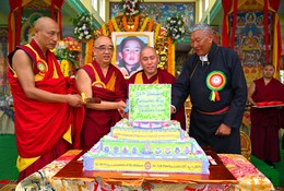 བྱེས་ཀྱི་གདན་ས་བཀྲིས་ལྷུན་པོ་གཙོས་པའི་བོད་མི་གནས་སྡོད་ས་གནས་ཁག་ཏུ་༸པཎ་ཆེན་དགེ་འདུན་ཆོས་ཀྱི་ཉི་མ་མཆོག་གི་འཁྲུངས་སྐར་སྲུང་བརྩི་ཞུས།