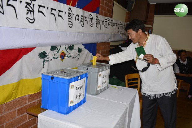 ཨོ་སུ་ཁྲི་ལེ་ཡར་བོད་མི་ཞིག་གིས་འོས་ཤོག་བླུགས་བཞིན་པ། ༢༠༡༥།༡༠།༡༨