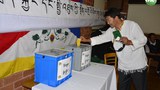 ཨོ་སུ་ཁྲི་ལེ་ཡར་བོད་མི་ཞིག་གིས་འོས་ཤོག་བླུགས་བཞིན་པ། ༢༠༡༥།༡༠།༡༨