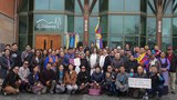 ནུབ་ཕྱོགས་ཡུལ་གྲུ་ཁག་གི་གྲོང་ཁྱེར་དང་གྲོང་སྡེའི་ལས་ཁུངས་མདུན་བོད་མིར་གདུང་སེམས་མཉམ་སྐྱེད་མཚོན་ཆེད་བོད་ཀྱི་རྒྱལ་དར་སྒྲེང་འཛུགས་གནང་བཞིན་འདུག