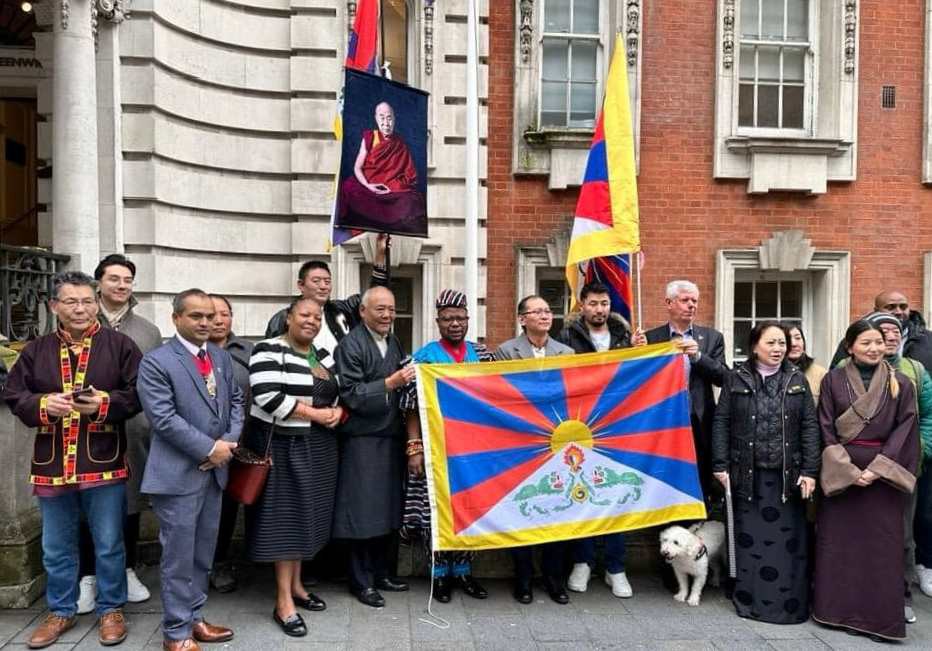 Tibetan flag uk.jpg