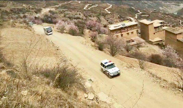གོ་འཇོ་རྫོང་ར་ཉིས་ས་གནས་ཀྱི་བོད་མི་ཁག་གཅིག་བཙན་གྱིས་གནས་སྤོར་བྱེད་དུ་བཅུག་སྐབས། ༢༠༡༩།༣།༣༡