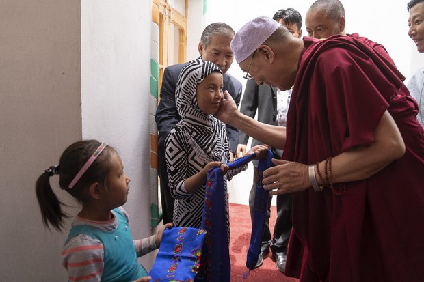 ལ་དྭགས་ཡུལ་གྱི་ཁ་ཆེའི་སློབ་ཕྲུག་ཞིག་གིས་༧གོང་ས་མཆོག་ལ་དད་འདུན། ༢༠༡༨།༧།༡༣
