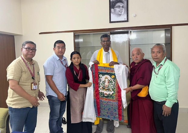 ལྷོ་གཞིས་བོད་མིའི་སྐུ་ཚབ་ཚོས་མངའ་སྡེའི་འགྲུལ་ལམ་ཡར་རྒྱས་ལས་དོན་ལྷན་ཁང་གི་བློན་ཆེན་དང་མཇལ་འཕྲད་གནང་འདུག ལྷོ་གཞིས་བོད་མིའི་སྐུ་ཚབ་ཚོས་མངའ་སྡེའི་འགྲུལ་ལམ་ཡར་རྒྱས་ལས་དོན་ལྷན་ཁང་གི་བློན་ཆེན་དང་མཇལ་འཕྲད་གནང་འདུག