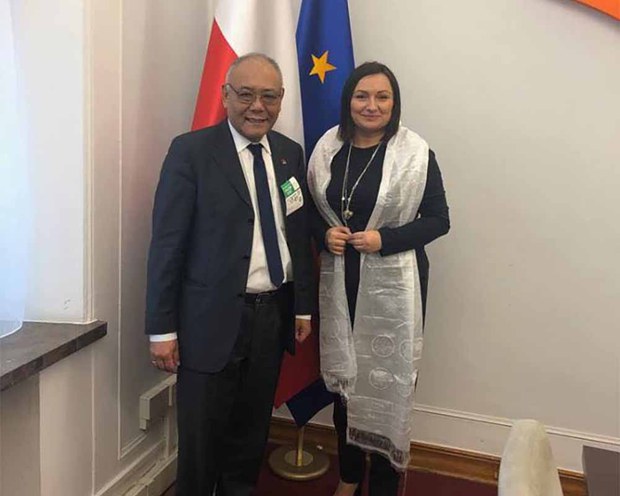 ཡོ་རོབ་བྱང་མའི་སྐུ་ཚབ་དོན་གཅོད་པོ་ལན་ཌིའི་ནང་གཞུང་དོན་ཕྱོགས་ཕེབས་གནང་འདུག 