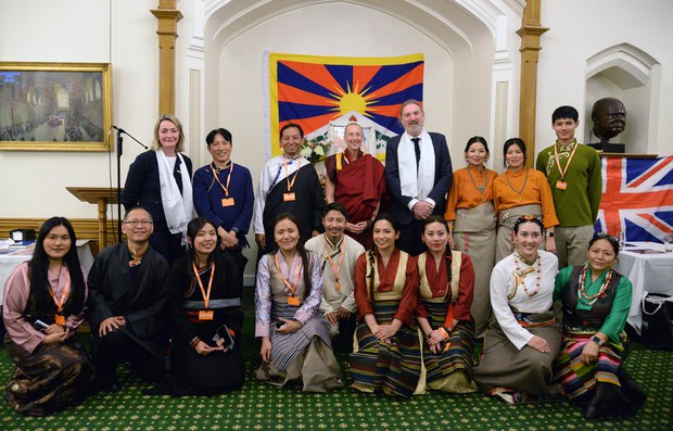 ཨིན་ཡུལ་གྲོས་ཚོགས་སུ་༸གོང་ས་༸སྐྱབས་མགོན་ཆེན་པོ་མཆོག་ལ་མར་ཁུ་རི་གསེར་གྱི་གཟེངས་རྟགས་འབུལ་བཞེས་མཛད་པའི་ཉིན་མོ་སྲུང་བརྩི་ཞུས་འདུག