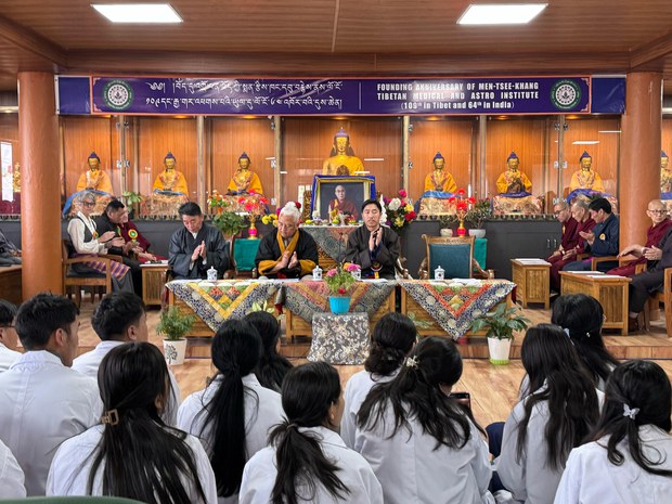 འགྲོ་ཕན་བོད་ཀྱི་སྨན་རྩིས་ཁང་བཙན་བྱོལ་དུ་བསྐྱར་འཛུགས་མཛད་ནས་ལོ་ངོ་ ༦༤ འཁོར་བ་དང་བསྟུན་བསླབ་མཐར་སོན་གྱི་མཛད་སྒོ་འཚོགས།